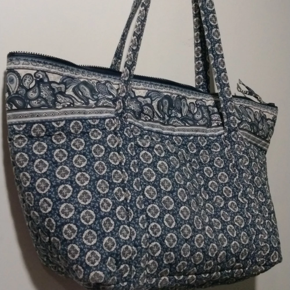 Verá Bradley tote bag sz 22× 14 inche color blue gray in good condition